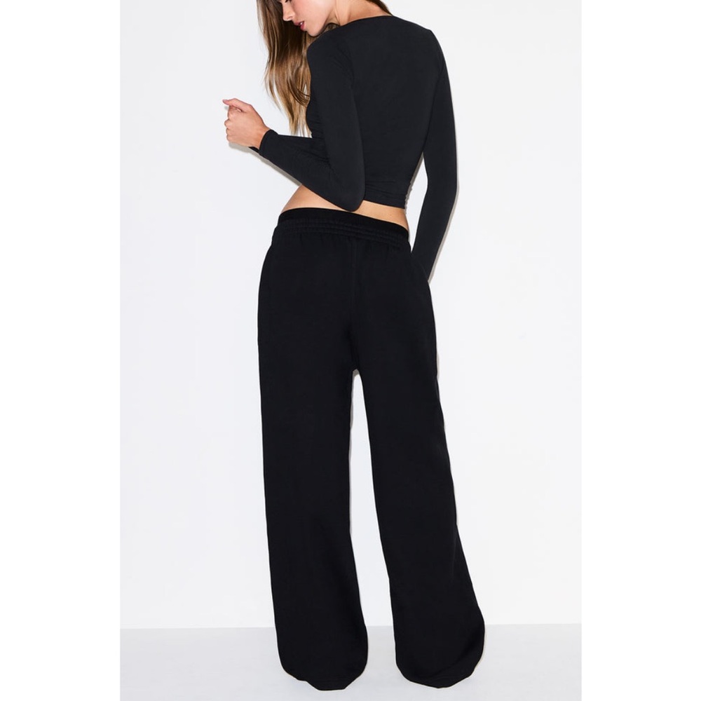 SKIMS COTTON FLEECE OVERSIZED DOUBLE
WAISTBAND PANT - Picture 3 of 5
